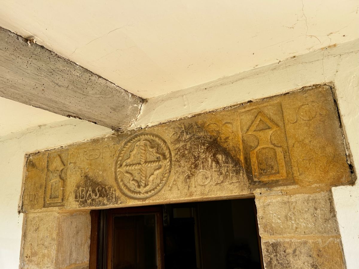 La piedra tallada sobre una de las puertas