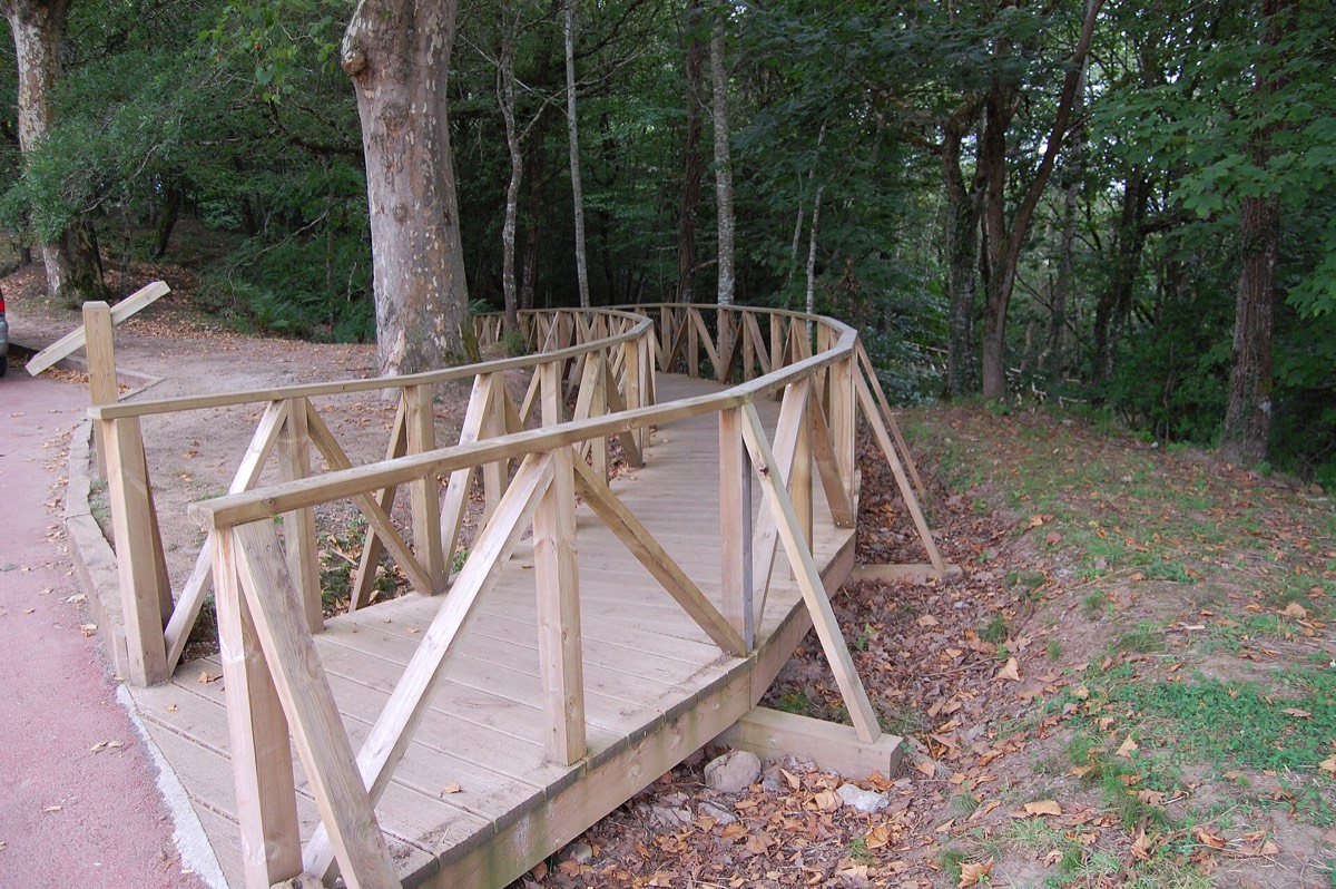 La pasarela de madera del primer tramo del paseo